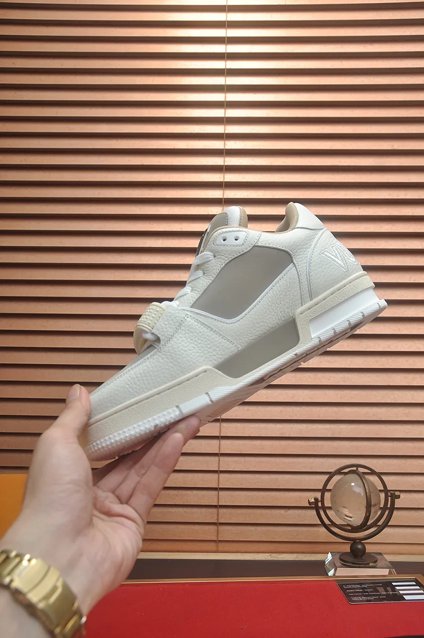 Men's men's shoes 💰640💶Original development, quality shipping, welcome to compare - LV sneaker series LV Trainer Maxi sneakers introduce the loose silhouette of the ready-to-wear series into the LV Trainer sneaker design written by Virgil Abloh, making an eye-catching appearance in the spring and summer men's wear shows. The cow leather upper is combined with rough fabric laces, and colorful beading highlights the brand's classic elements. LV letters mark the tongue and Monogram floral outsole. Mixed materials Made of first-layer cowhide, wrapped in imported custom-printed denim, thick shoelace design, large Monogram print on the side, "lv 54" badges on the tongue and heel, rubber outsole decorated with Monogram flowers, mesh lining and cotton feet, the comfort is as extreme as ever, premium heritage, quality first, worth owning! Size: Women's 35-39 (customized at 40, non-refundable) Men's 39-45 (customized at 38.46, non-refundable) ♡Full set of packaging with original gift box